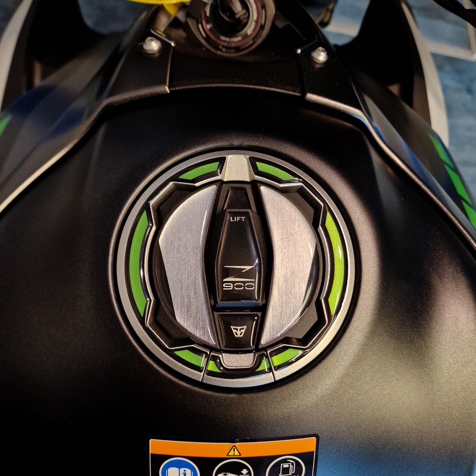 Resin Bike 3D Motorcycle Stickers - Fuel Cap | Kawasaki Z 900 / 900 SE 2025>2026 -   Pyramid Motorcycle Accessories