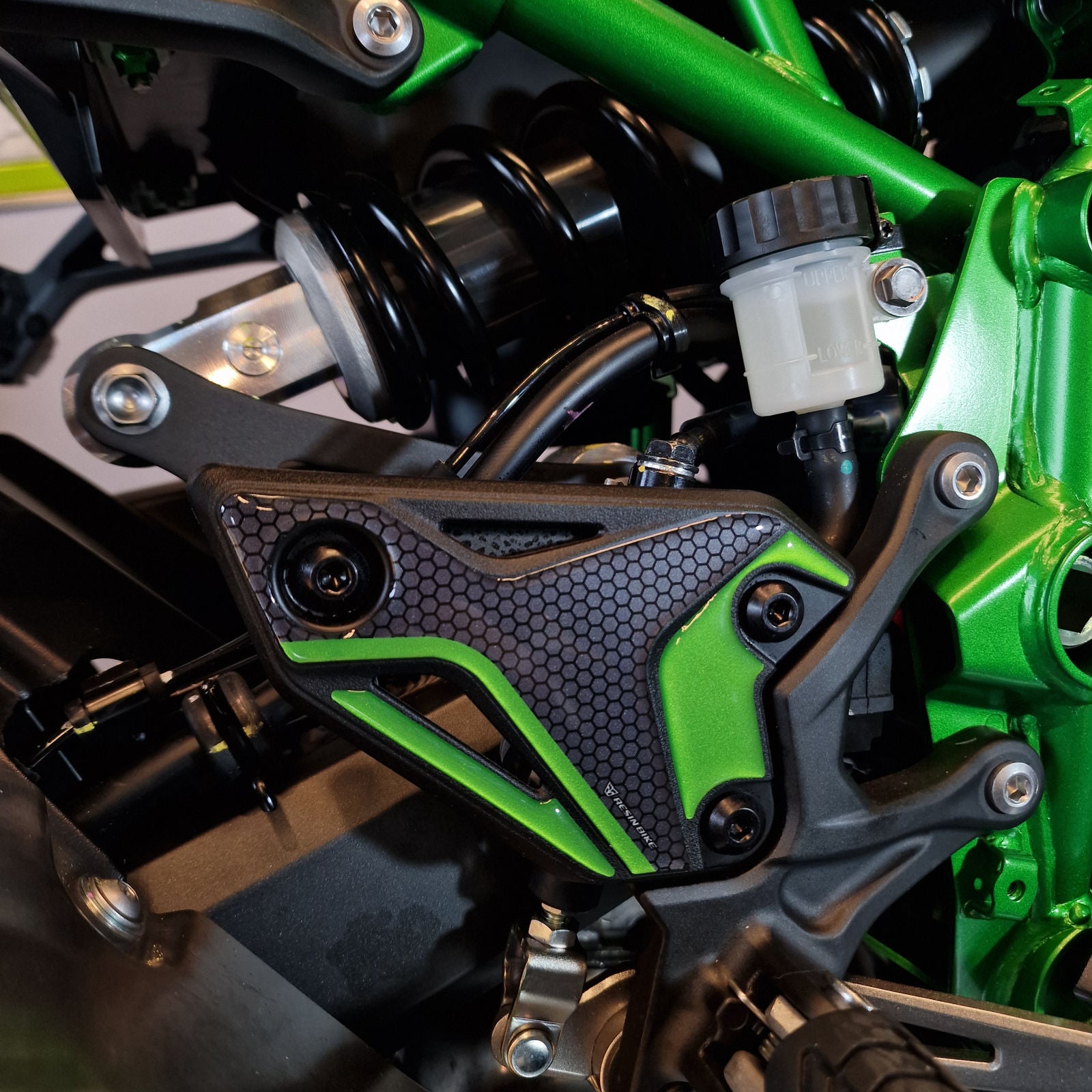 Resin Bike 3D Motorcycle Stickers - Heel Pads | Kawasaki Z 900 / 900 SE 2025>2026 -   Pyramid Motorcycle Accessories
