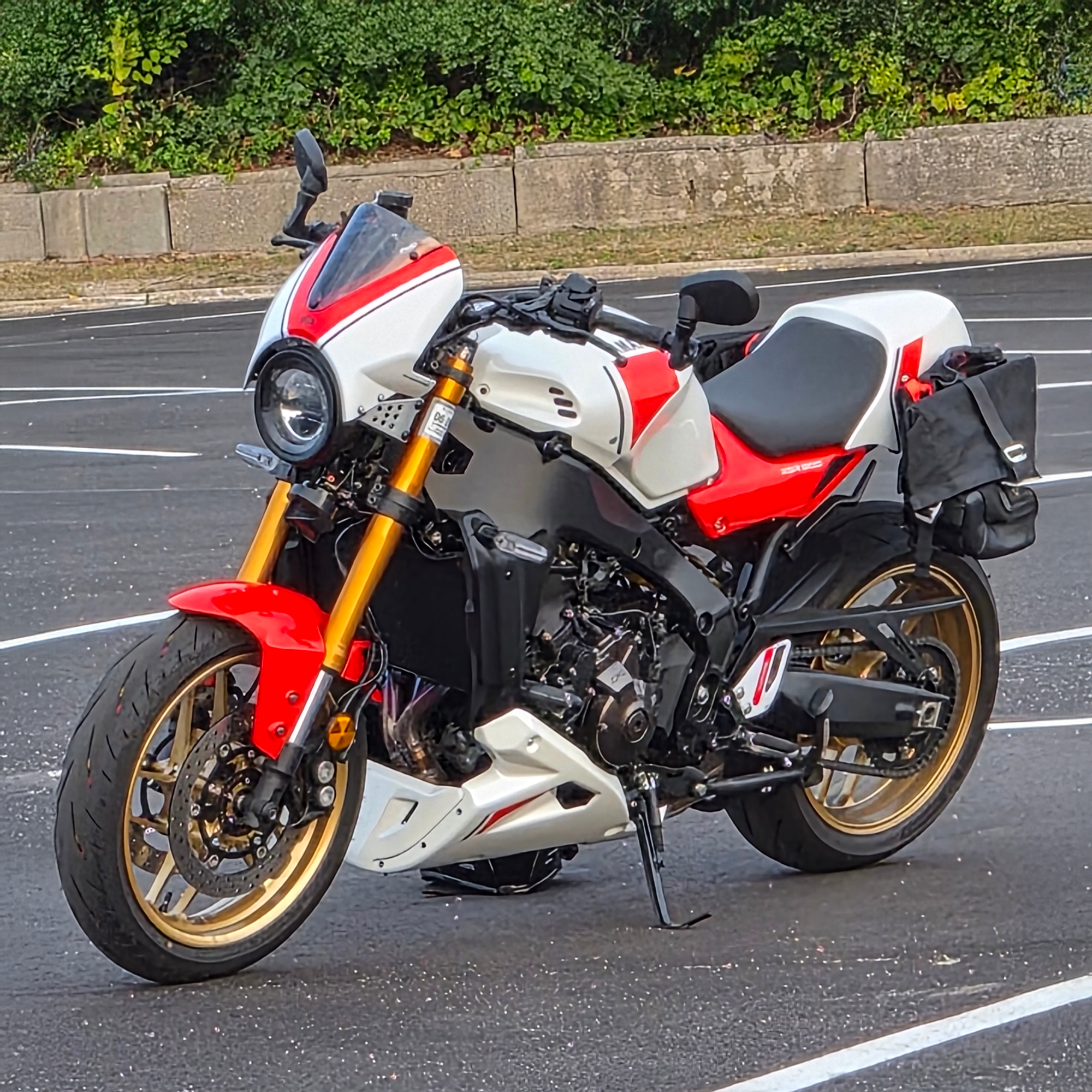 Pyramid Belly Pan | Silky White | Yamaha XSR 900 2022>Current -   Pyramid Motorcycle Accessories