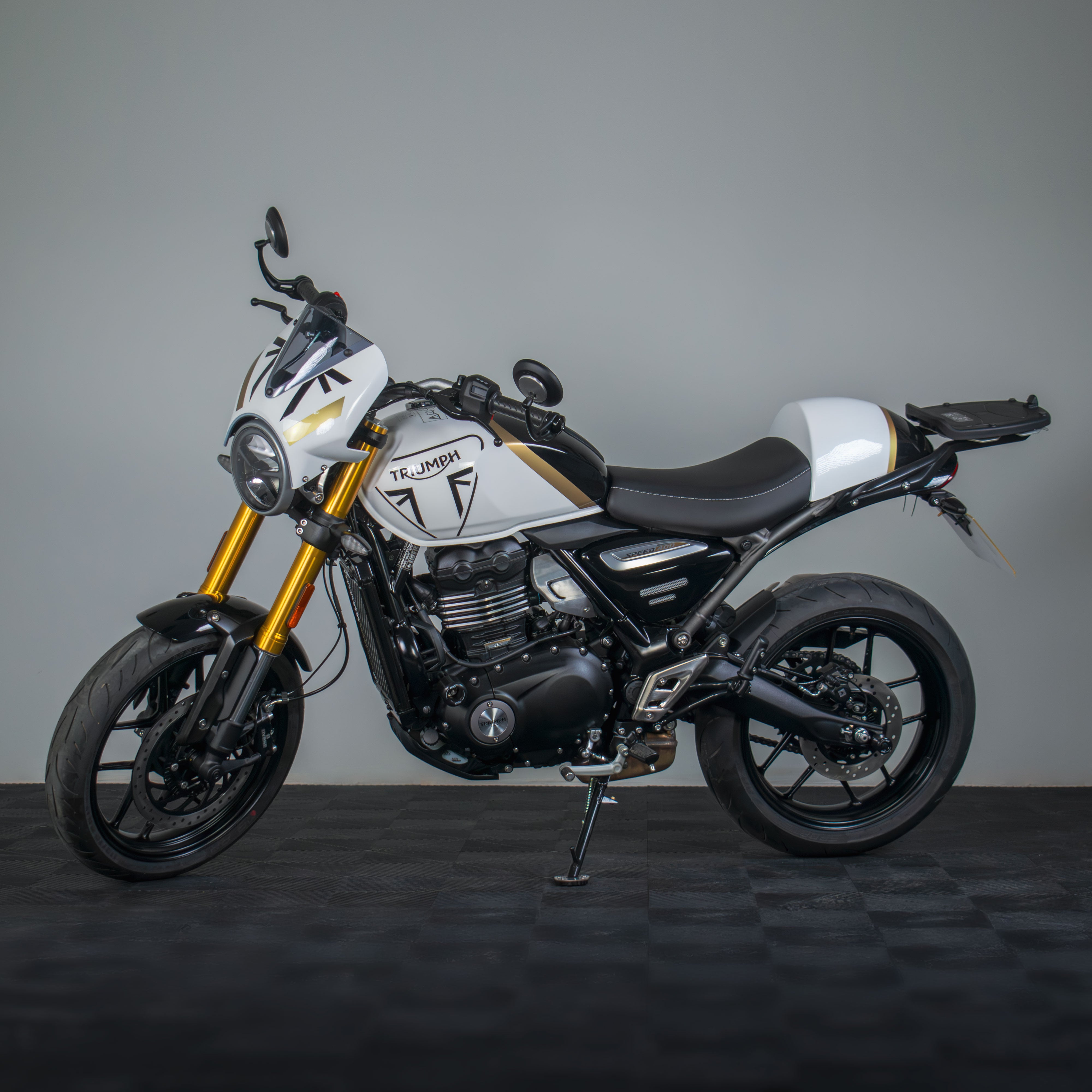 Pyramid Fly Screen | Pearl Metallic White/Phantom Black | Triumph Speed 400 2025>Current -   Pyramid Motorcycle Accessories