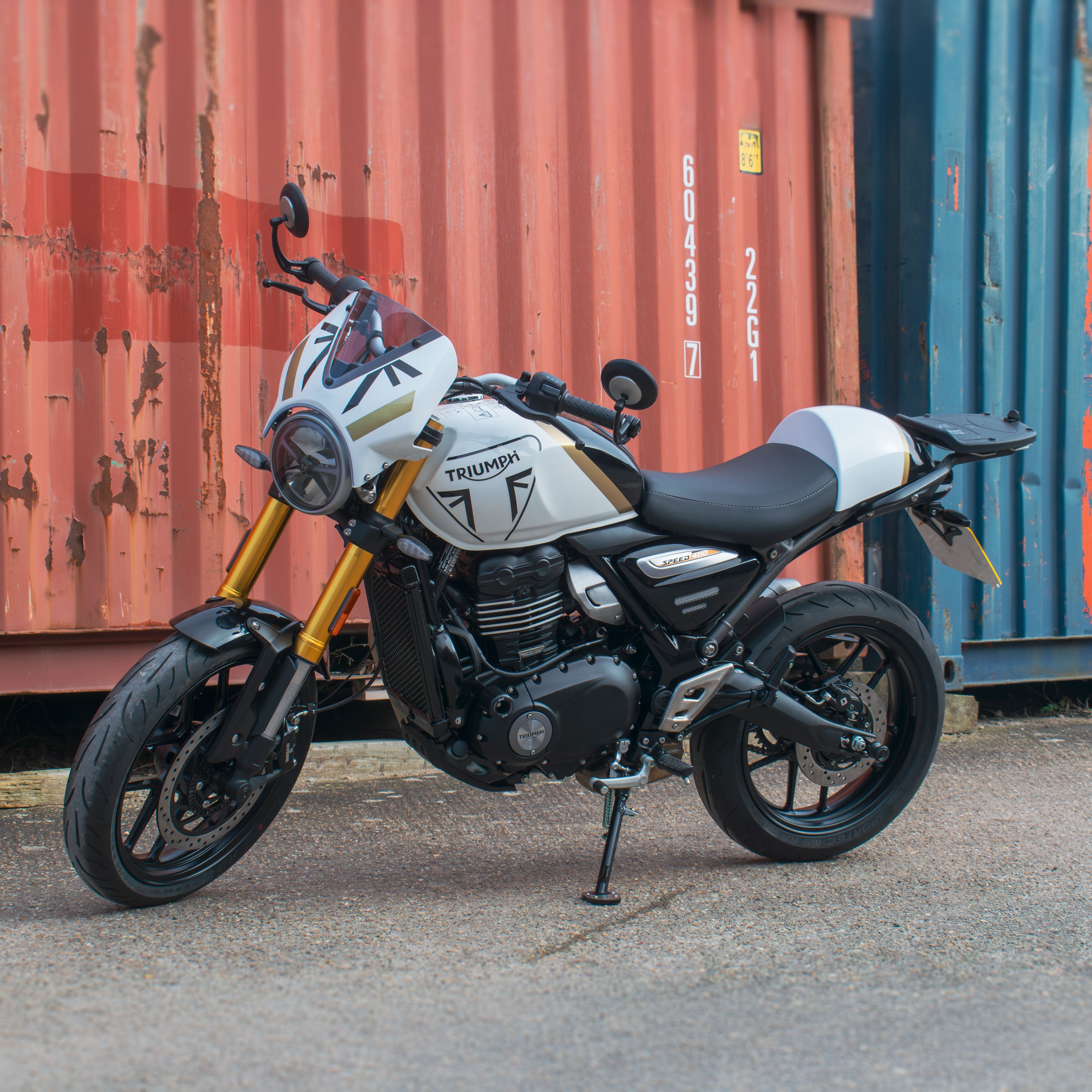 Pyramid Fly Screen | Pearl Metallic White/Phantom Black | Triumph Speed 400 2025>Current -   Pyramid Motorcycle Accessories