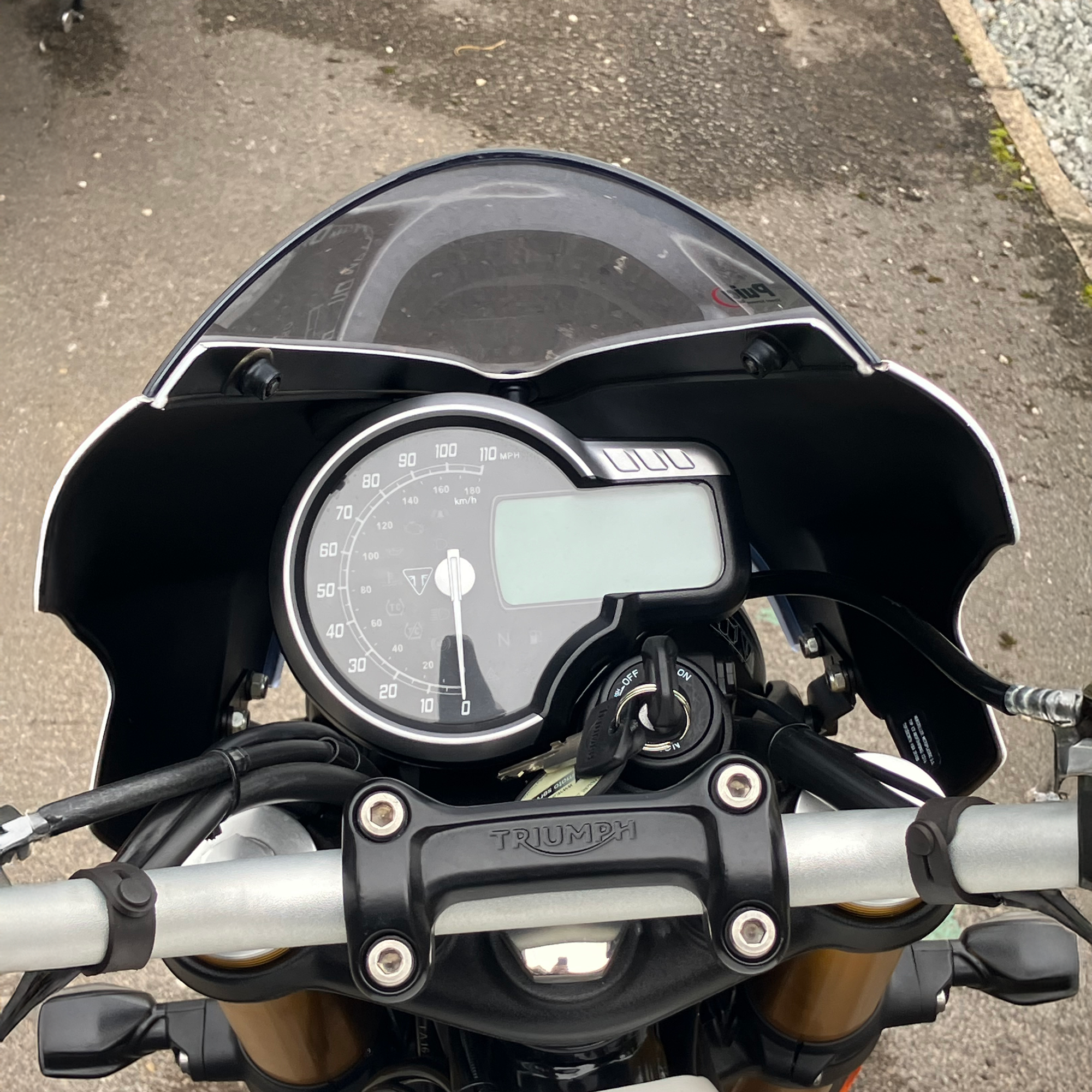 Pyramid Fly Screen | Pearl Metallic White/Phantom Black | Triumph Speed 400 2025>Current -   Pyramid Motorcycle Accessories