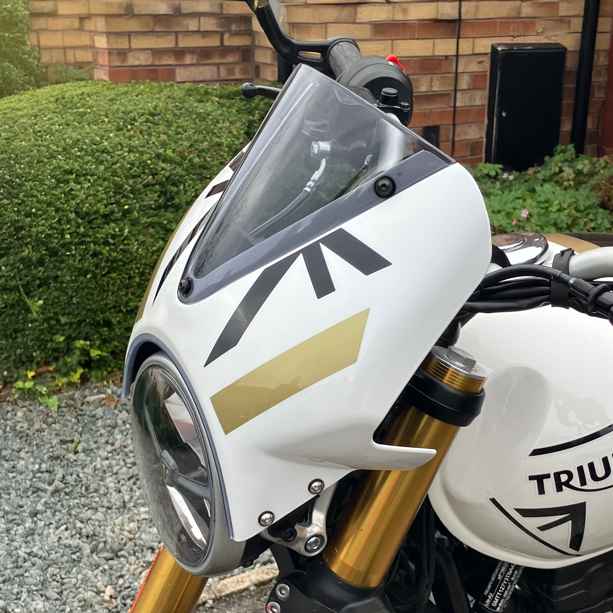 Pyramid Fly Screen | Pearl Metallic White/Phantom Black | Triumph Speed 400 2025>Current -   Pyramid Motorcycle Accessories