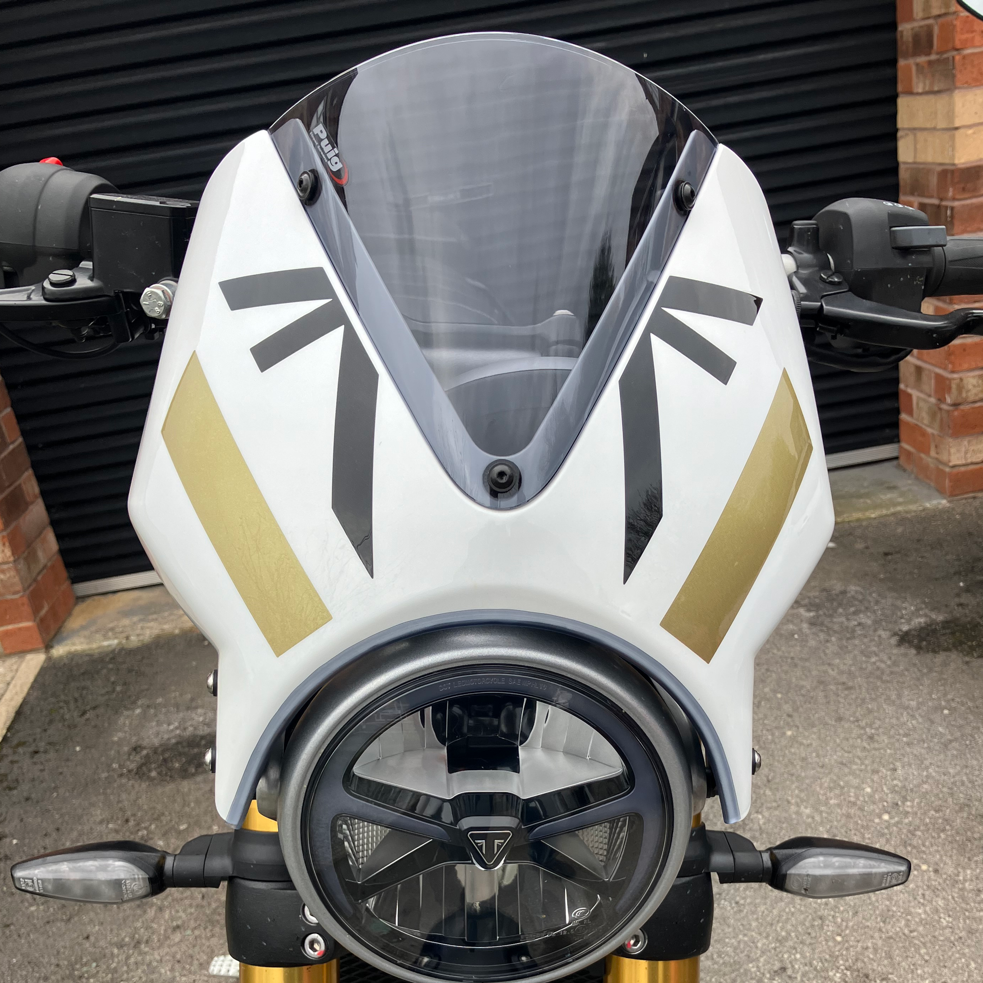 Pyramid Fly Screen | Pearl Metallic White/Phantom Black | Triumph Speed 400 2025>Current -   Pyramid Motorcycle Accessories