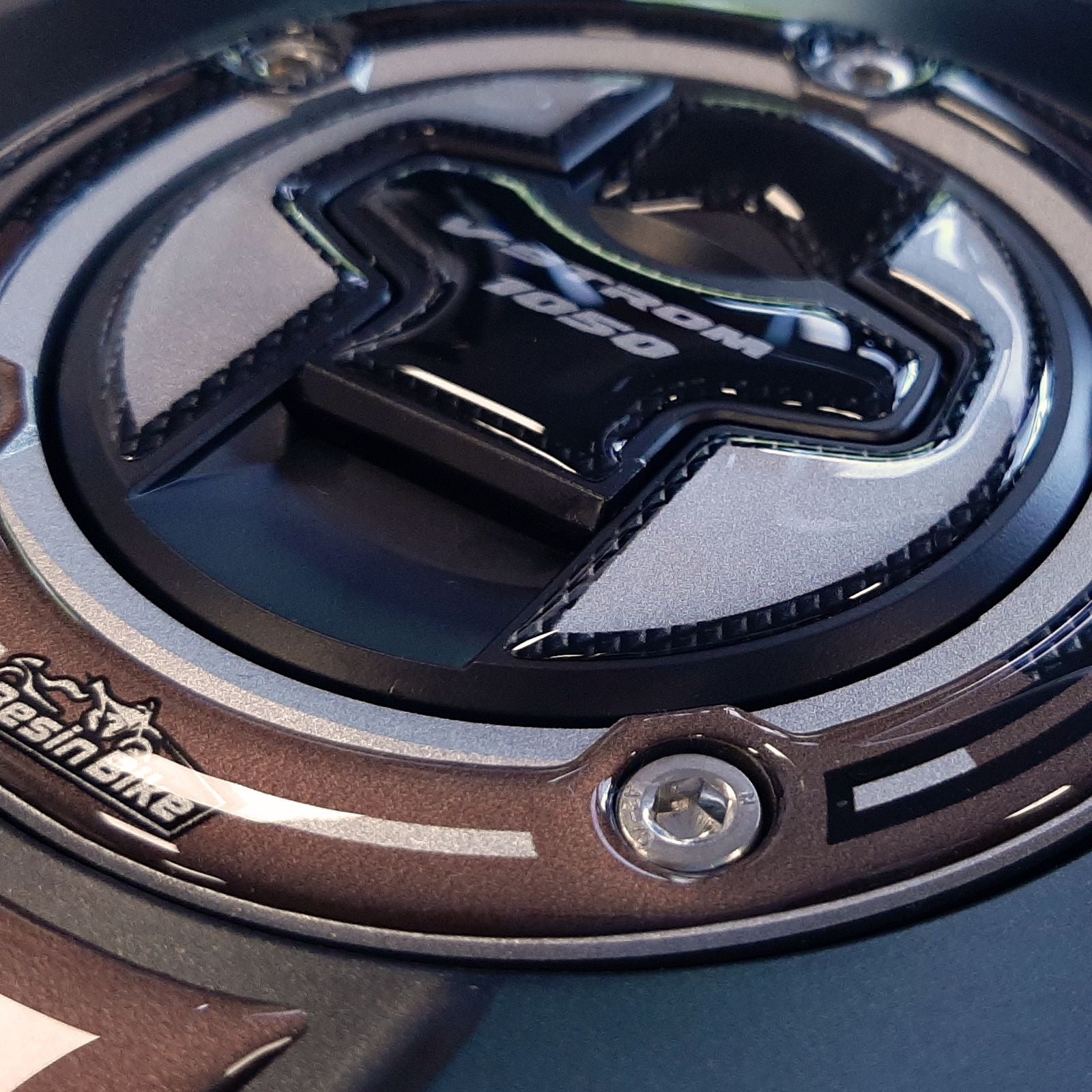 Resin Bike 3D Motorcycle Stickers - Fuel Cap | Suzuki V-Strom 1050 / 1050XT 2020>2023 RB-1000141500000 -   Pyramid Motorcycle Accessories
