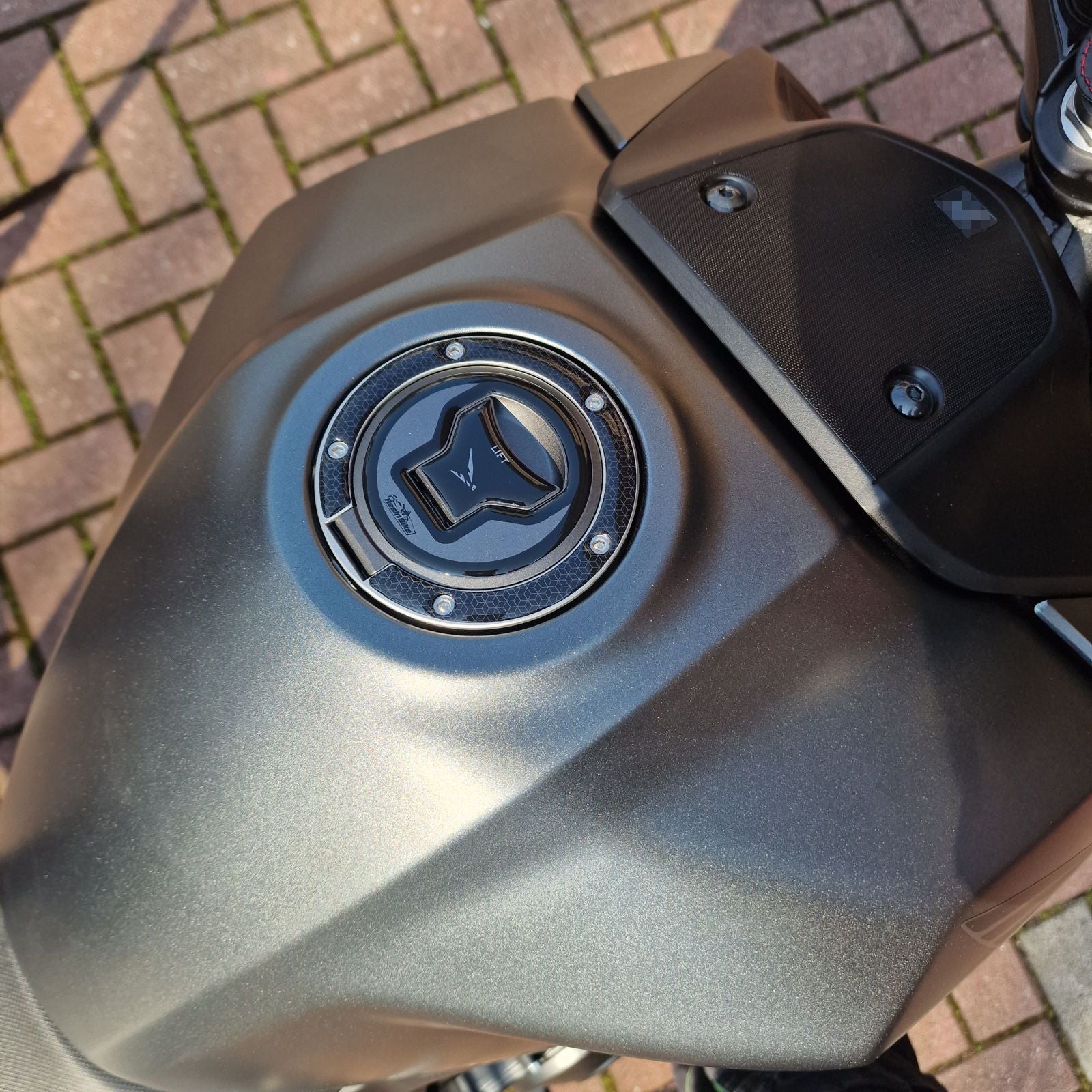 Resin Bike 3D Motorcycle Stickers - Fuel Cap | Honda CB750 Hornet 2023>2025 RB-1000665000000 -   Pyramid Motorcycle Accessories