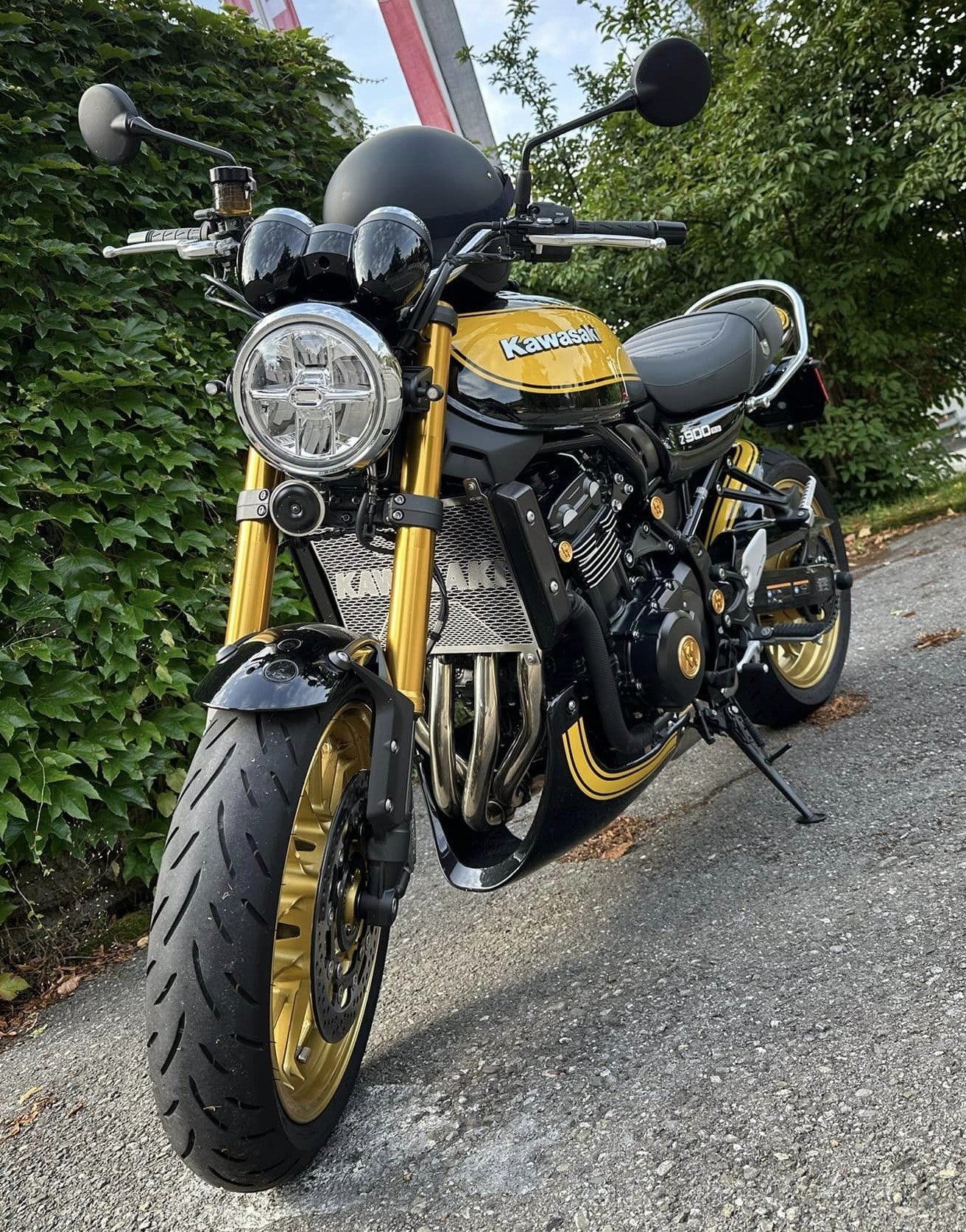 Pyramid Belly Pan | Metallic Diablo Black/Metallic Yellow (Yellow Ball Scheme) | Kawasaki Z 900 RS SE 2022>Current-23905P-Belly Pans-Pyramid Motorcycle Accessories