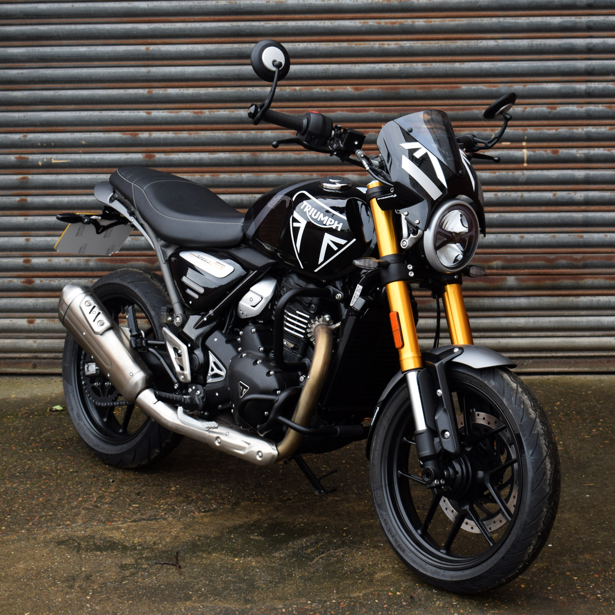 Pyramid Fly Screen | Pearl Metallic White/Phantom Black | Triumph Speed 400 2025>Current -   Pyramid Motorcycle Accessories