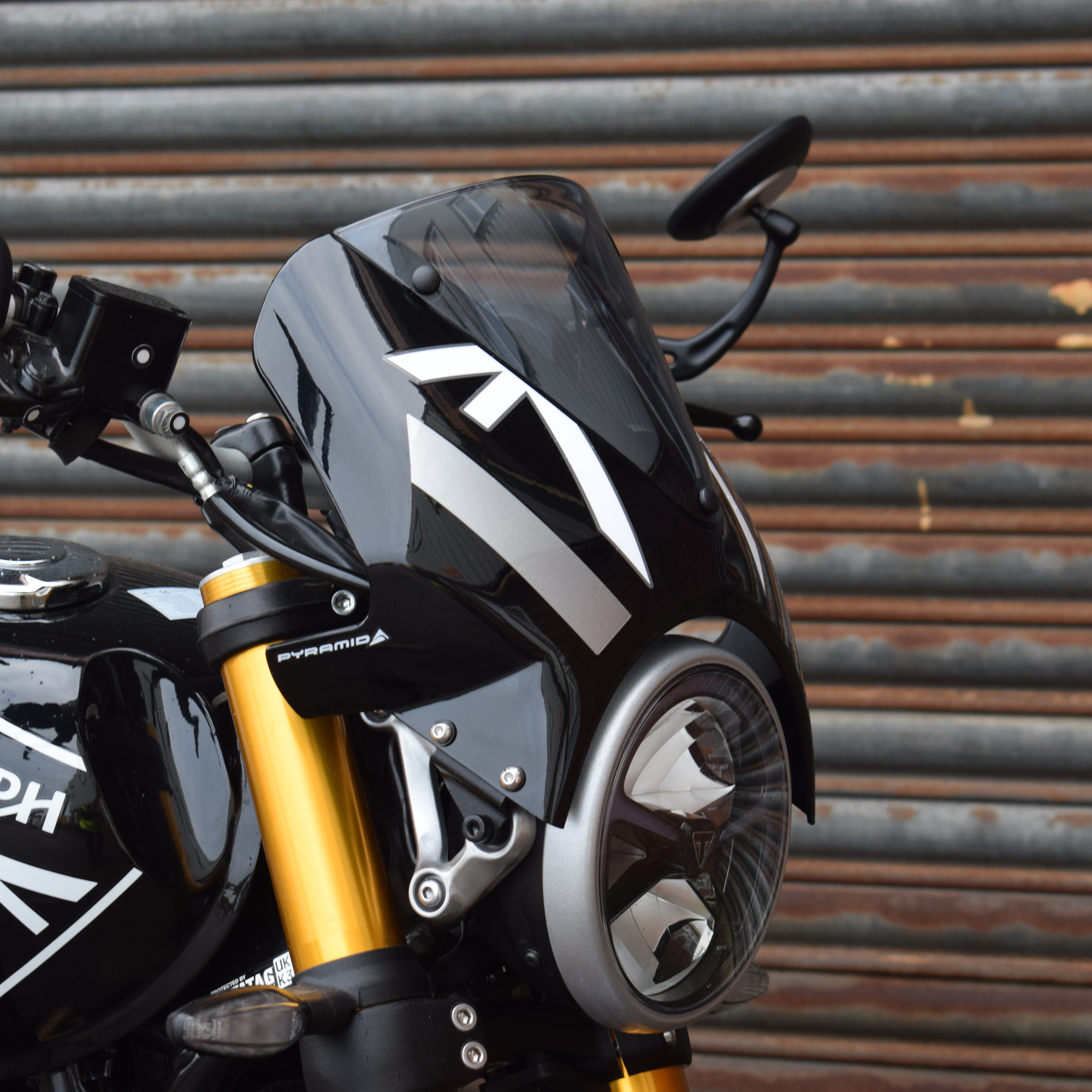 Pyramid Fly Screen | Pearl Metallic White/Phantom Black | Triumph Speed 400 2025>Current -   Pyramid Motorcycle Accessories