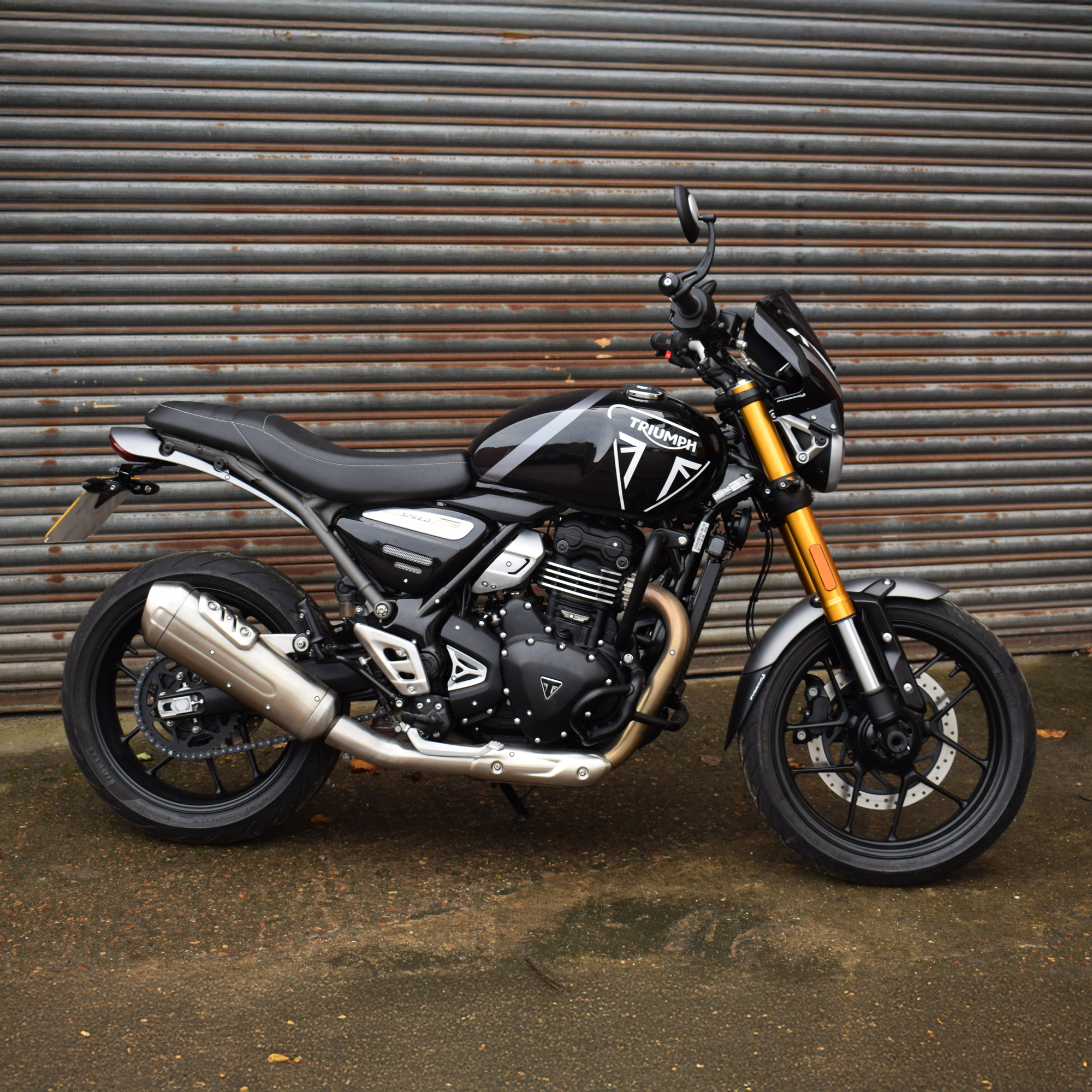 Pyramid Fly Screen | Pearl Metallic White/Phantom Black | Triumph Speed 400 2025>Current -   Pyramid Motorcycle Accessories