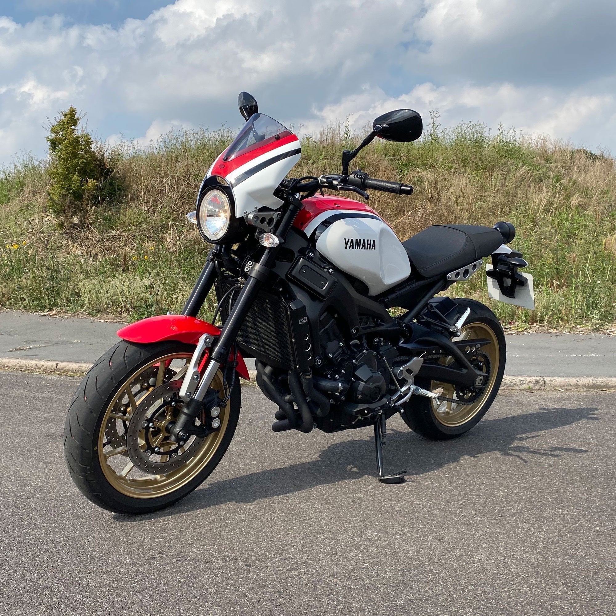 Pyramid Fly Screen | Dynamic White Scheme | Yamaha XSR 900 2020>2021-Screens-Pyramid Motorcycle Accessories