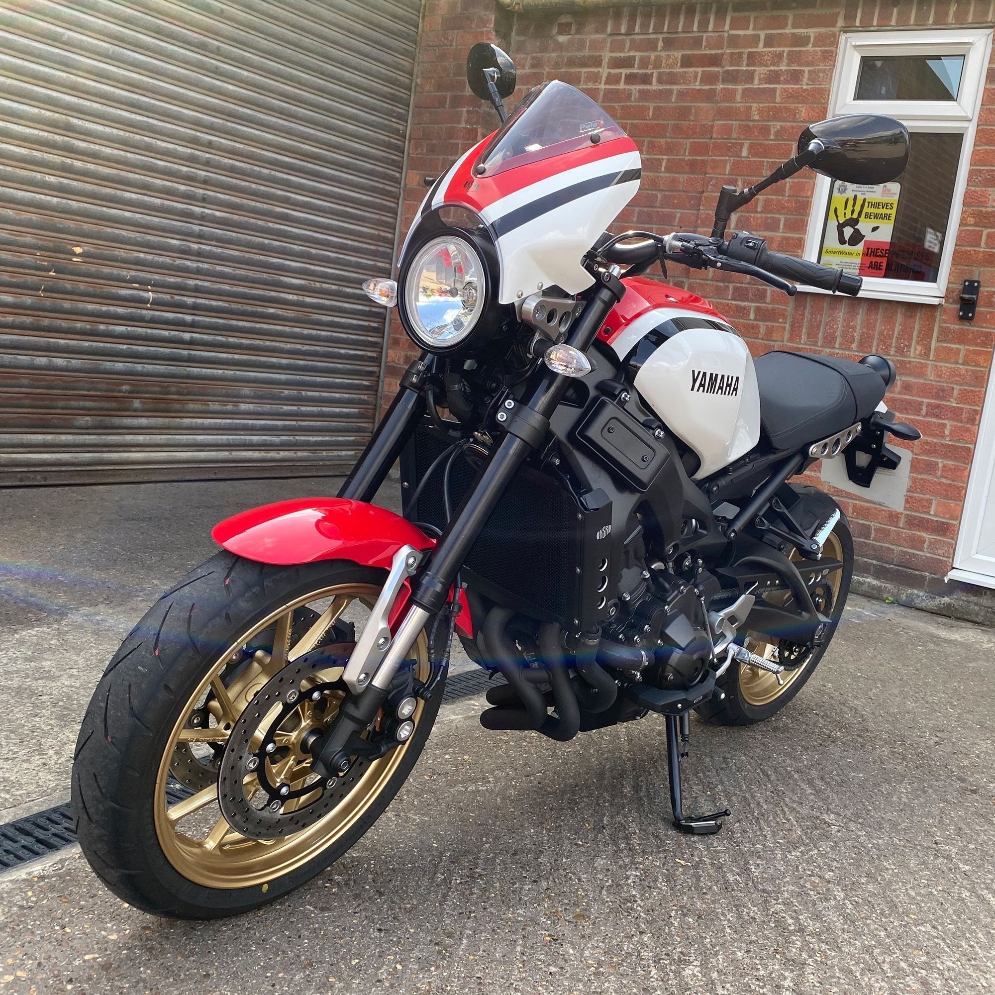 Pyramid Fly Screen | Dynamic White Scheme | Yamaha XSR 900 2020>2021-Screens-Pyramid Motorcycle Accessories