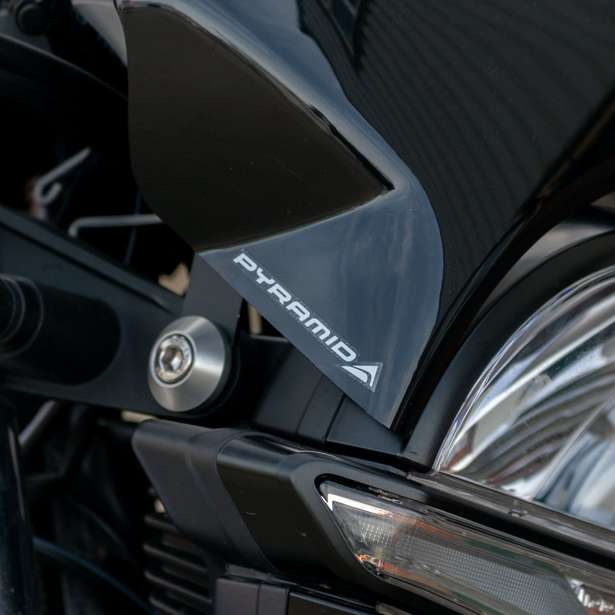 Pyramid Fly Screen | Gloss Black | Moto Guzzi V7 Special 2021>Current -  Shop name