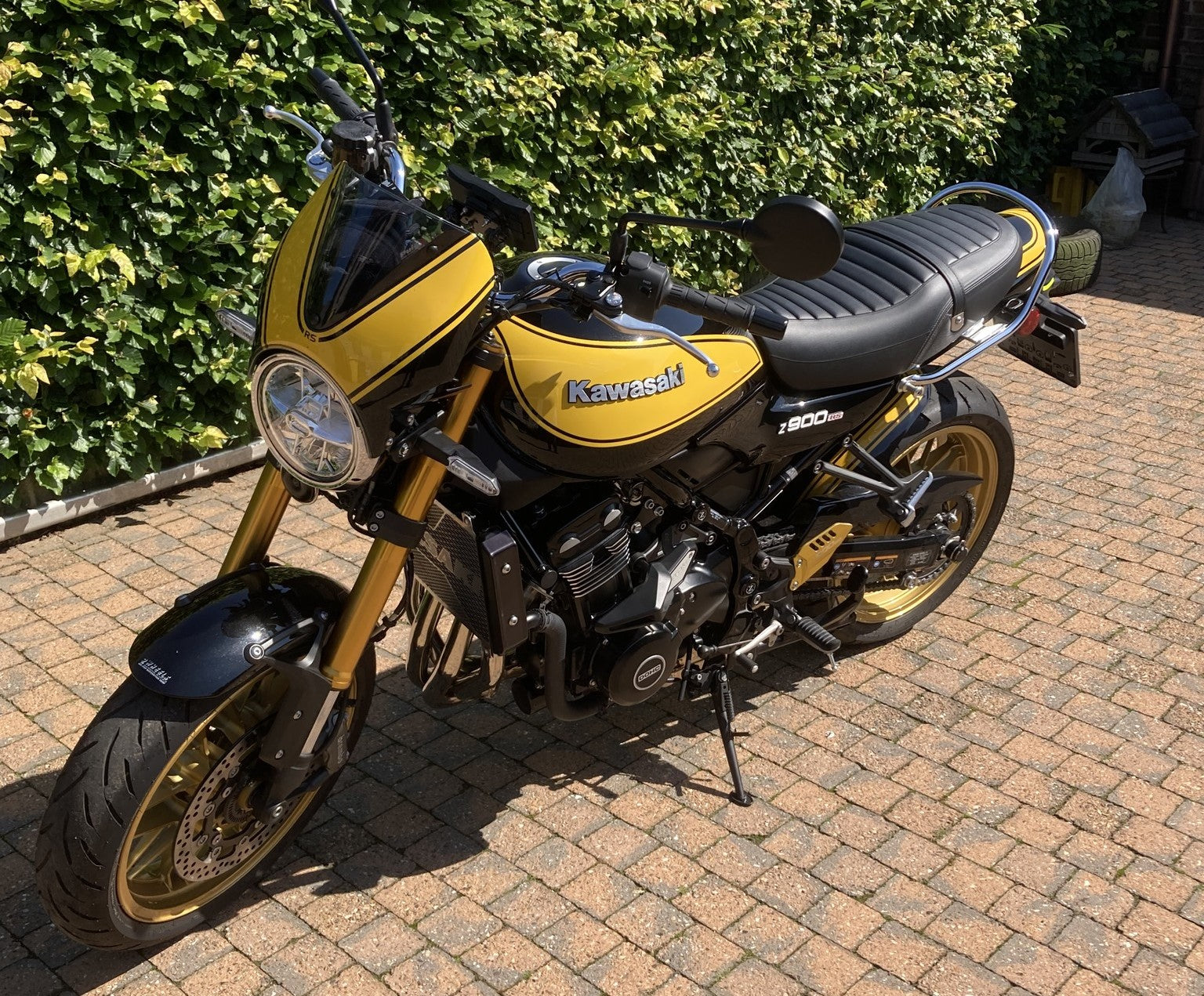 Pyramid Fly Screen | Metallic Diablo Black/Metallic Yellow (Yellow Ball Scheme) | Kawasaki Z 900 RS SE 2022>Current-23500P-Screens-Pyramid Motorcycle Accessories