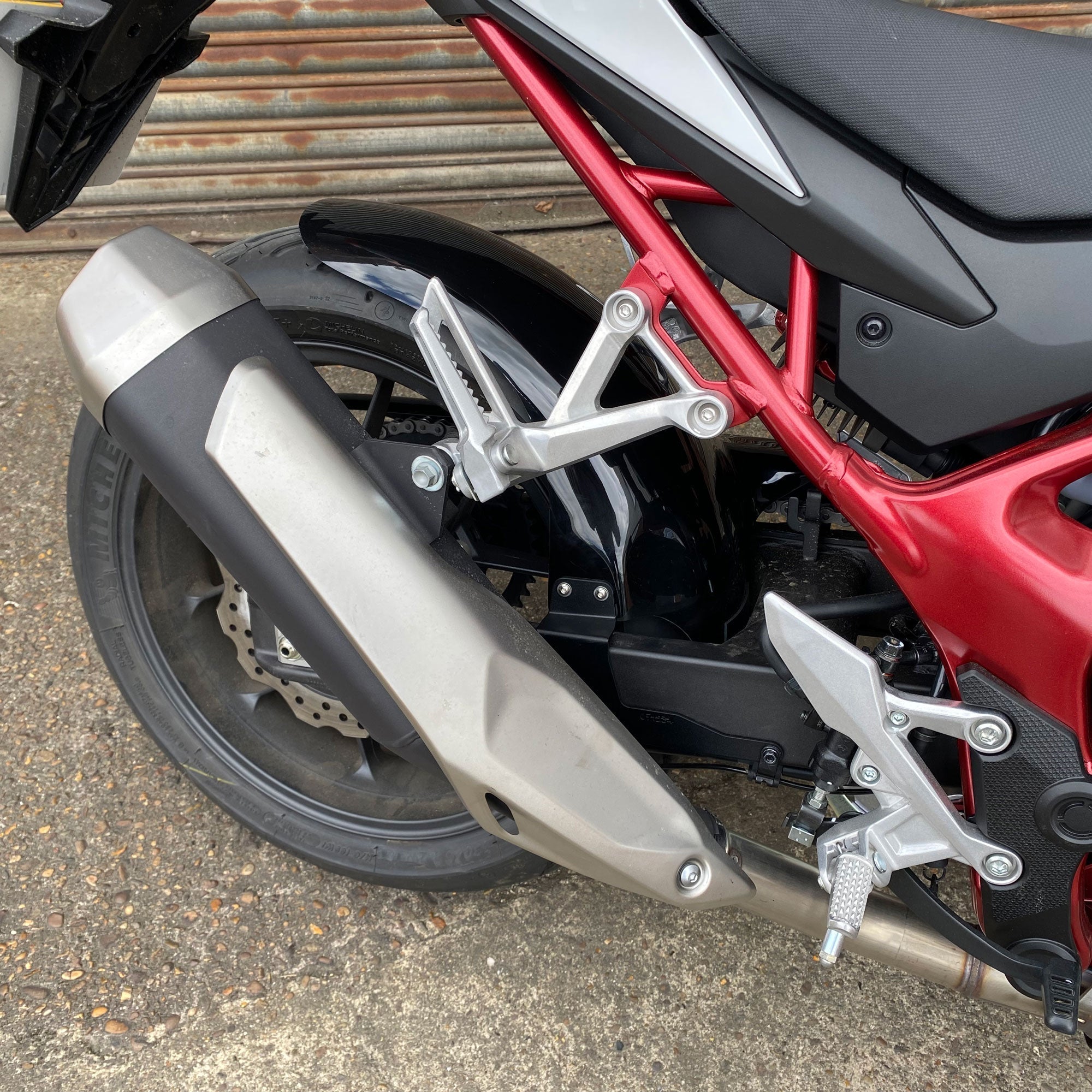 Pyramid Hugger | Gloss Black | Honda CB750 Hornet 2023>2025 -  Shop name