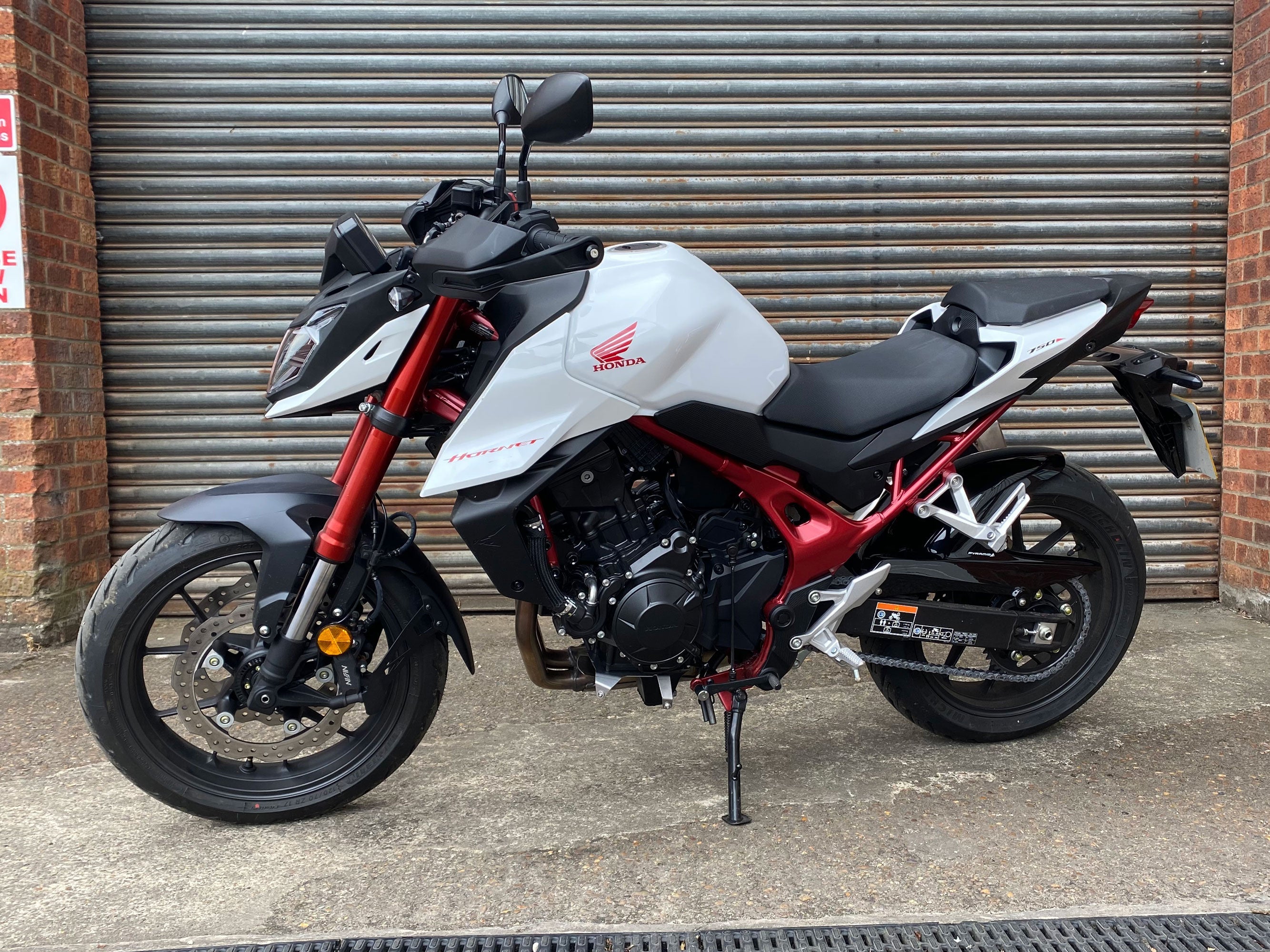 Pyramid Hugger | Gloss Black | Honda CB750 Hornet 2023>2025 -  Shop name