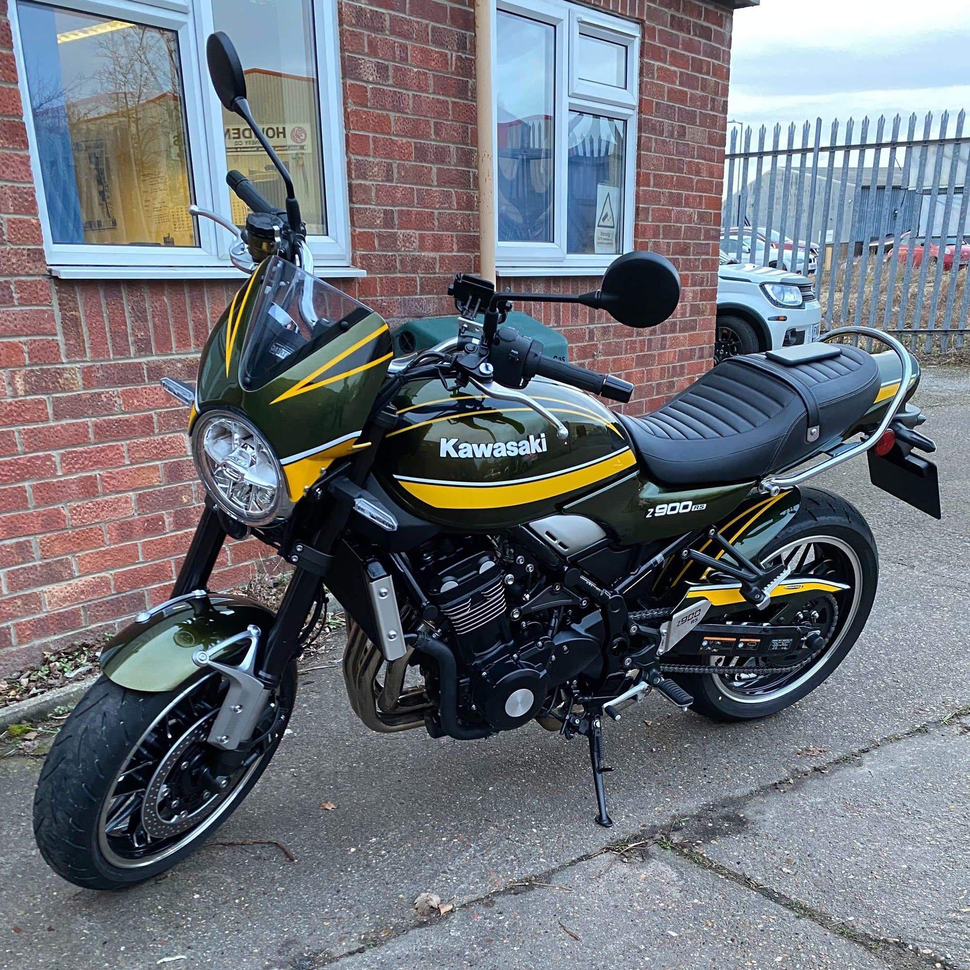 Pyramid Hugger | Metallic Diablo Black/Metallic Yellow (Yellow Ball Scheme) | Kawasaki Z 900 RS SE 2022>Current-073880R-Huggers-Pyramid Motorcycle Accessories