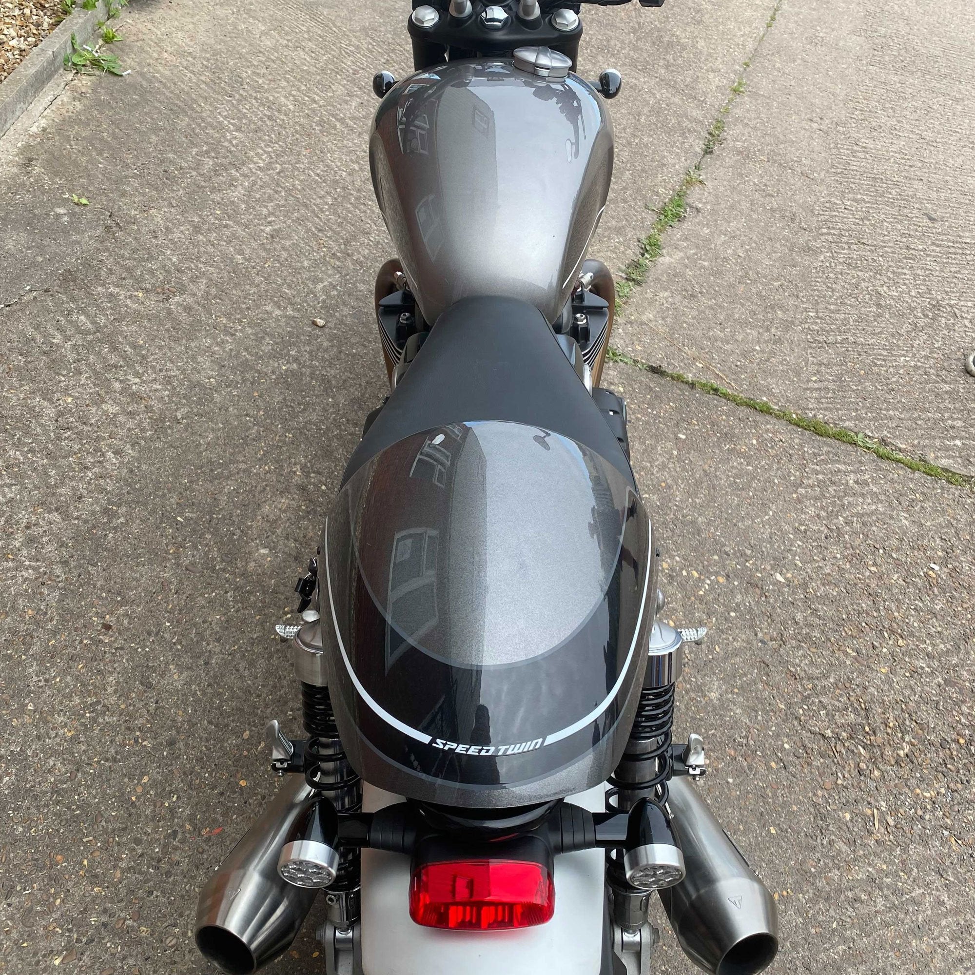 Pyramid Seat Cowl | Carnival Red & Storm Grey | Triumph Speed Twin 1200 2024>2024 -  Shop name