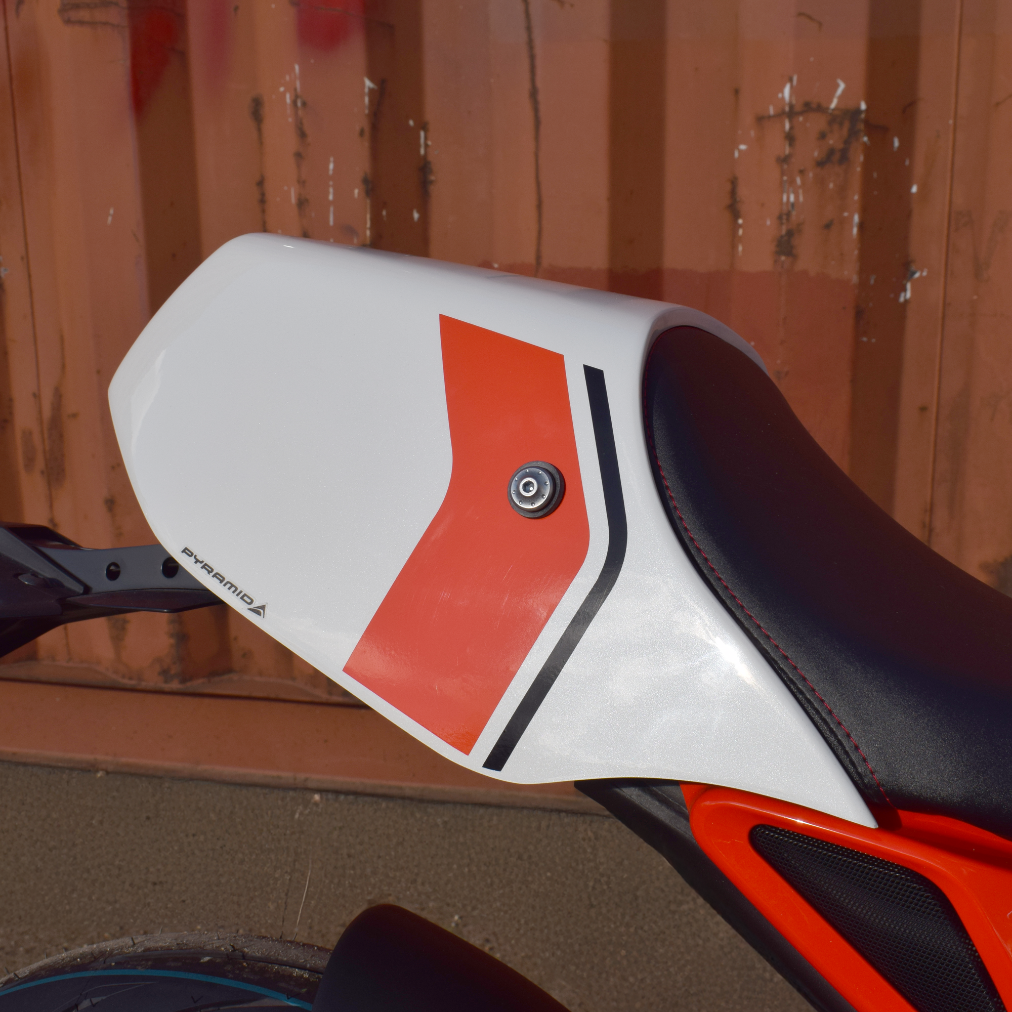 Pyramid Seat Cowl | Legend Red | Yamaha XSR900 (2024 only) -  Shop name