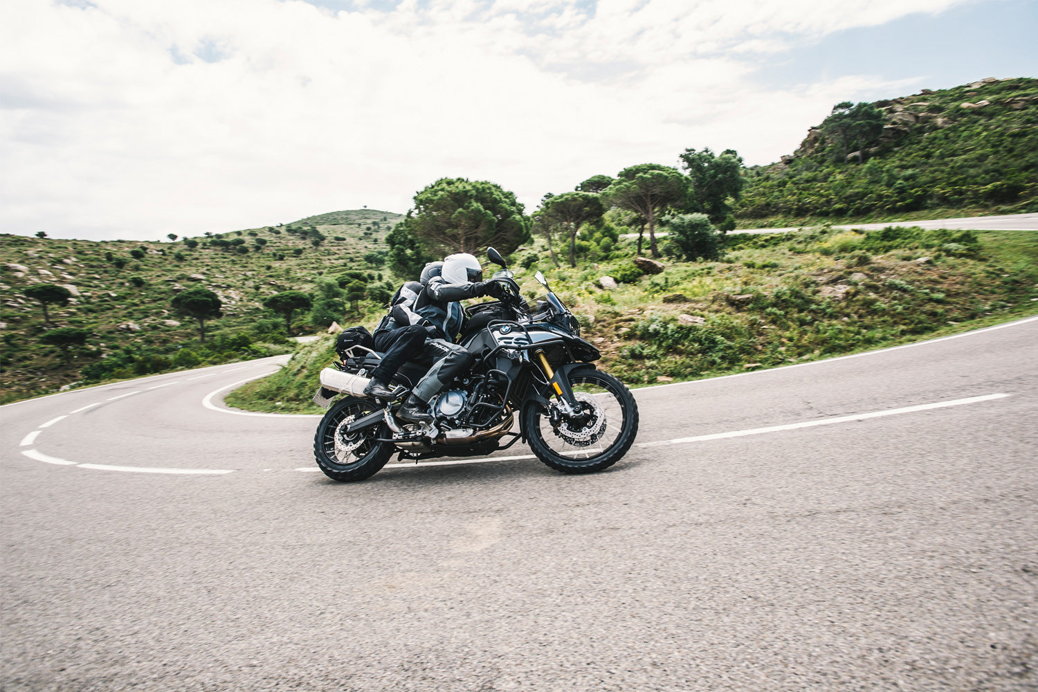 Wunderlich Tank Railing | Black | BMW R 18 -   Pyramid Motorcycle Accessories