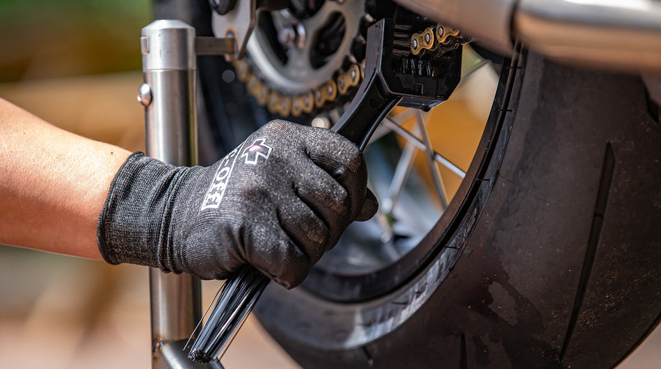 Muc-Off Motorcycle Chain Brush cleaning chain links