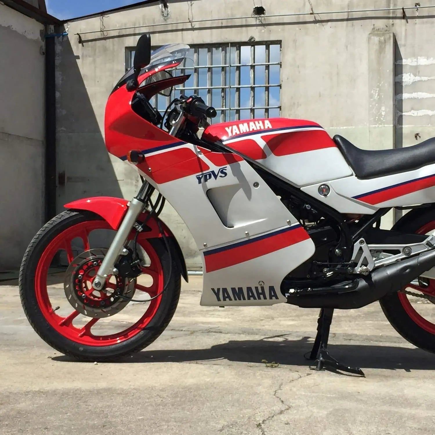 Pyramid Belly Pan | Gloss Black | Yamaha RD350 YPVS F1/F2 1983>1990 -  Shop name