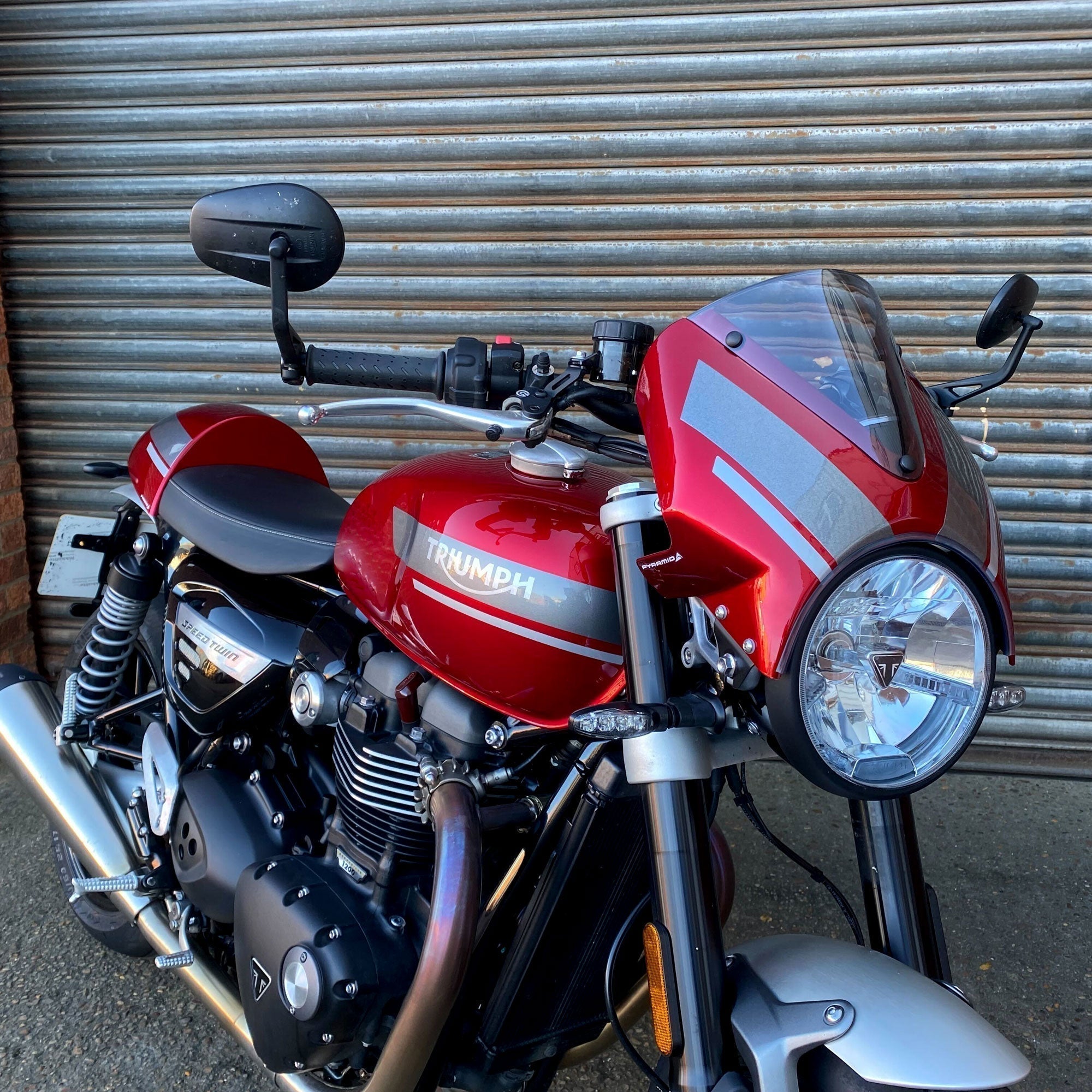 Pyramid Fly Screen | Red Hopper Scheme | Triumph Speed Twin 1200 2019>2024-Screens-Pyramid Motorcycle Accessories