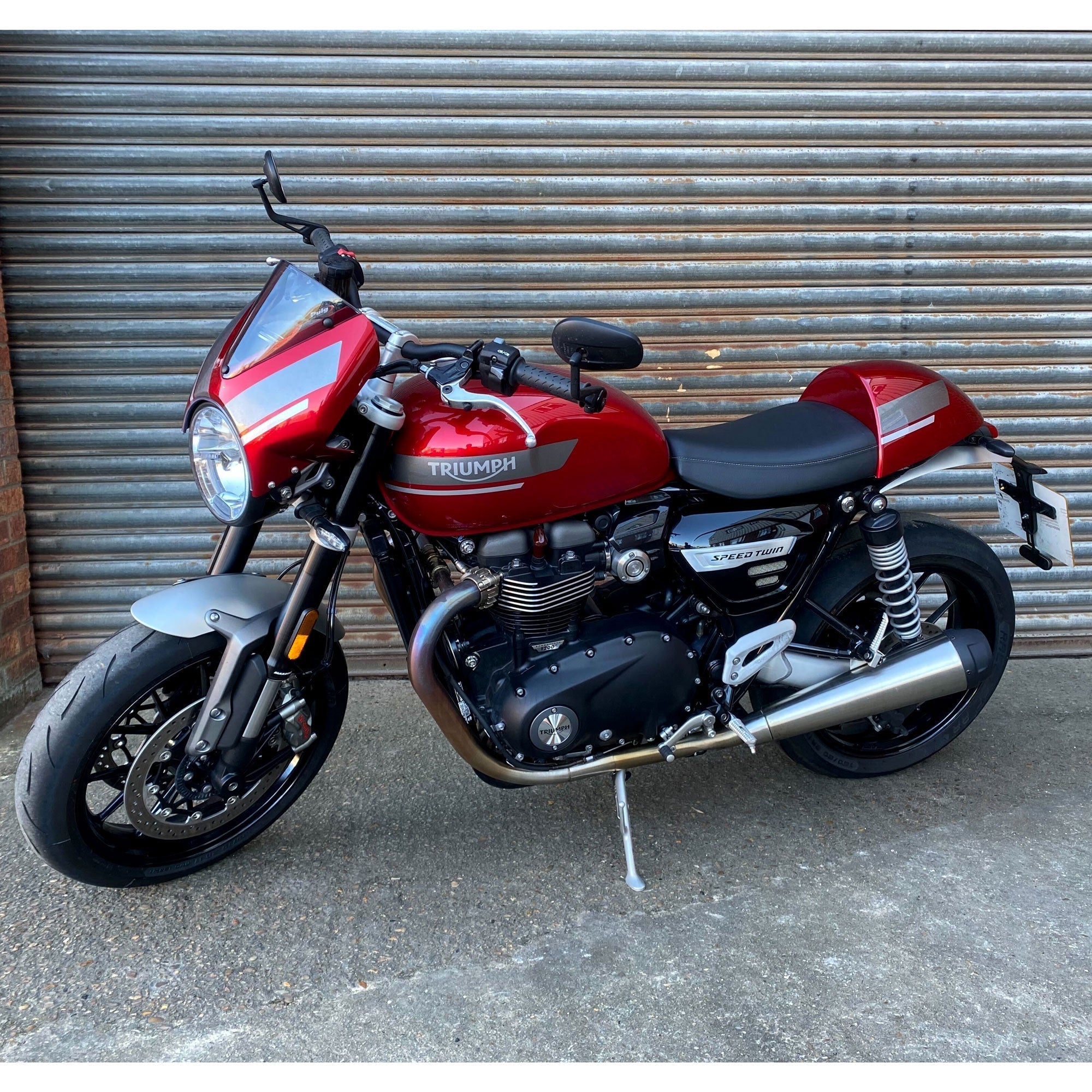 Pyramid Fly Screen | Red Hopper Scheme | Triumph Speed Twin 1200 2019>2024-Screens-Pyramid Motorcycle Accessories