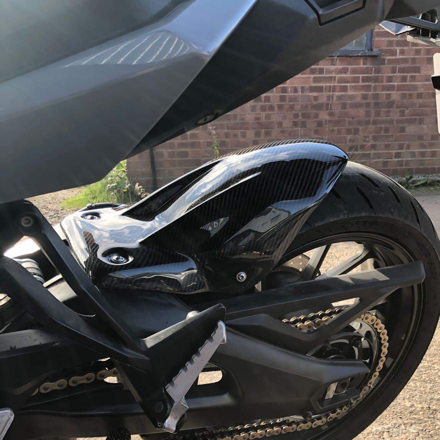 Pyramid Hugger | Carbon | Yamaha Tracer 900 2018>2020 -  Shop name