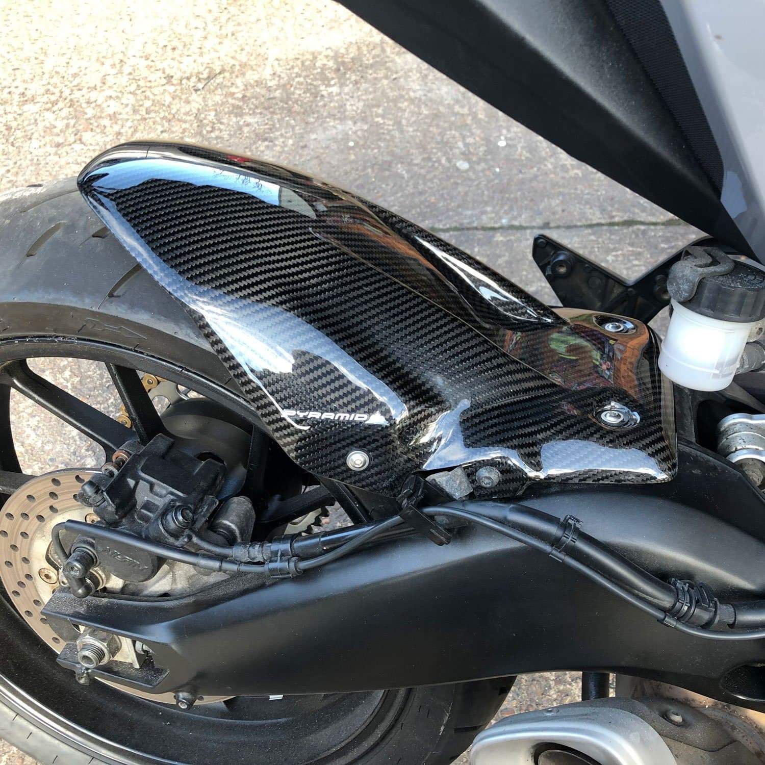 Pyramid Hugger | Carbon | Yamaha Tracer 900 2018>2020 -  Shop name