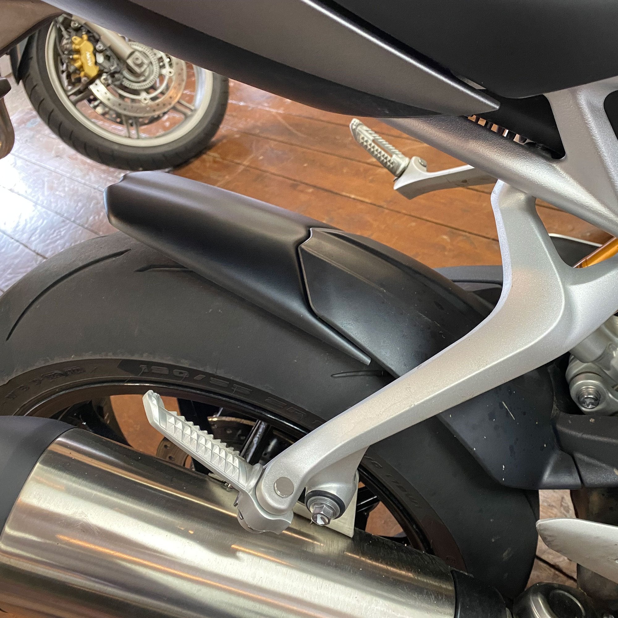 Pyramid Hugger Extension | Matte Black | Triumph Speed Triple 1200 RS 2021>Current -  Shop name