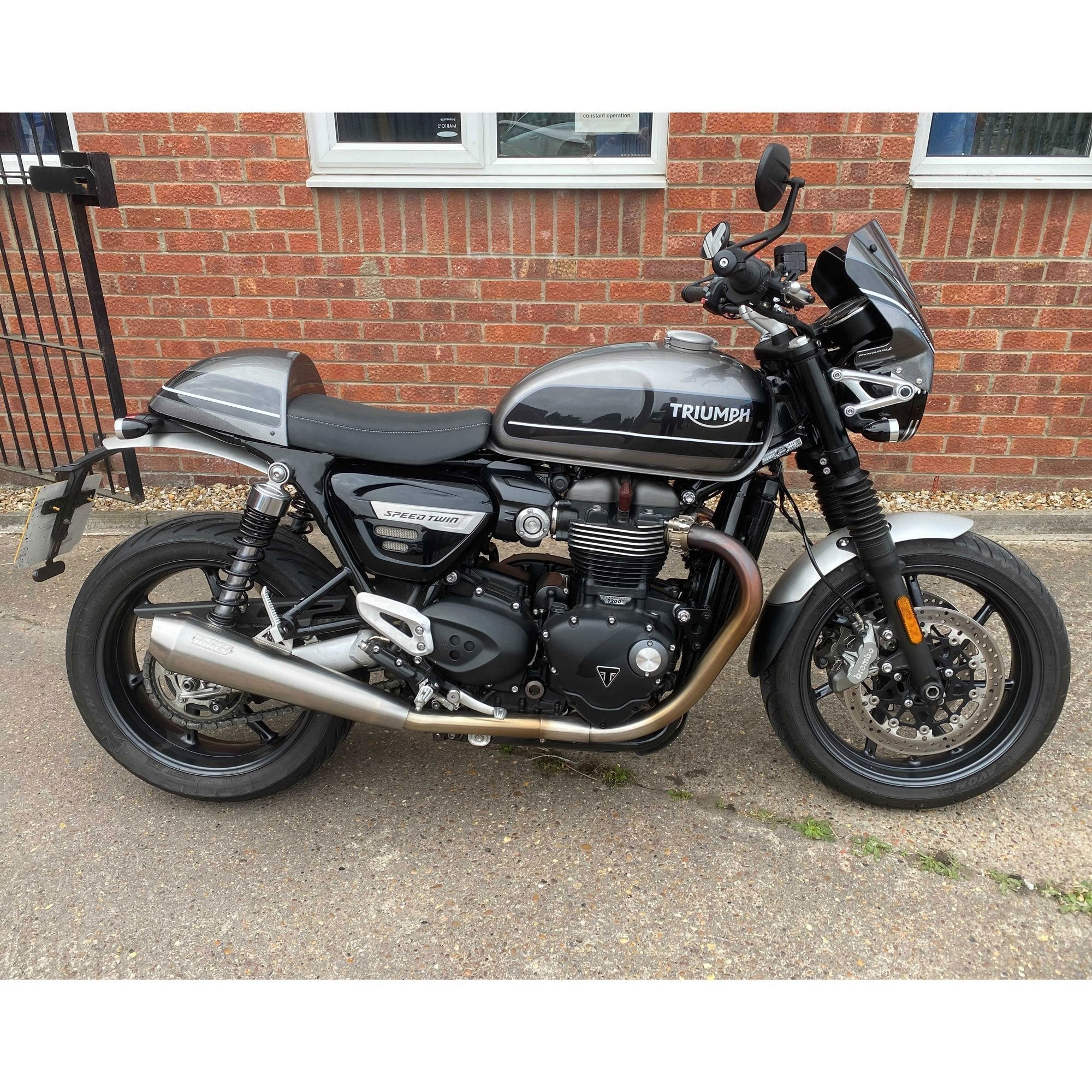 triumph street twin seat